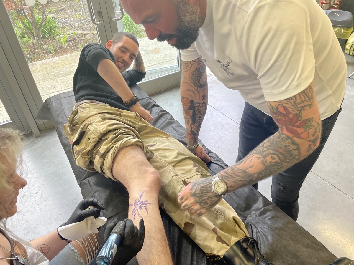 Tutor guiding a tattoo session